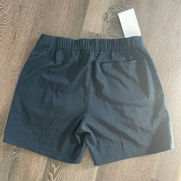 ⚫️NWT Nike dri fit golf pull on women’s shorts black size small - Picture 5 of 8